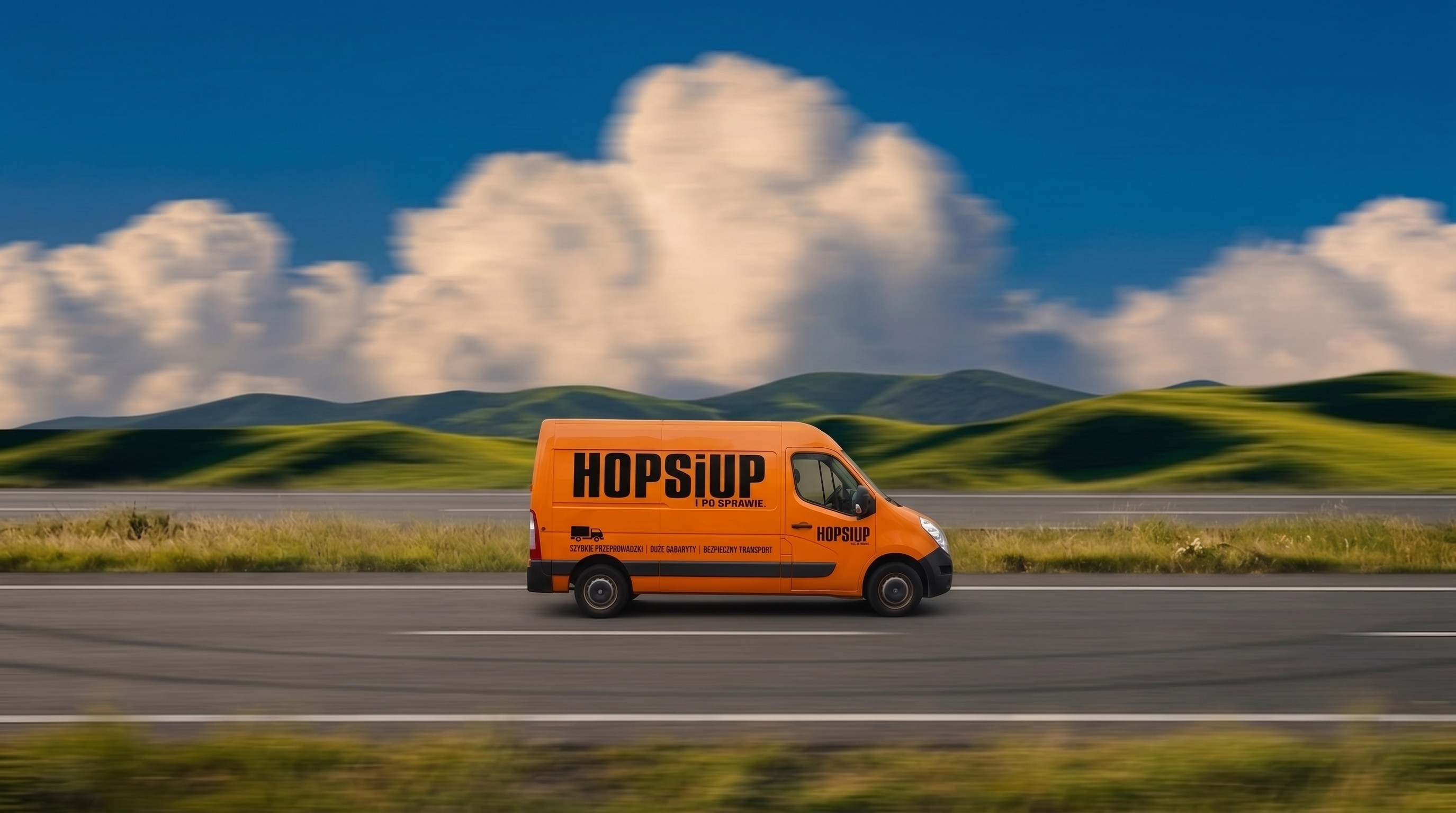 Pomarańczowy van HOPSiUP w trasie
